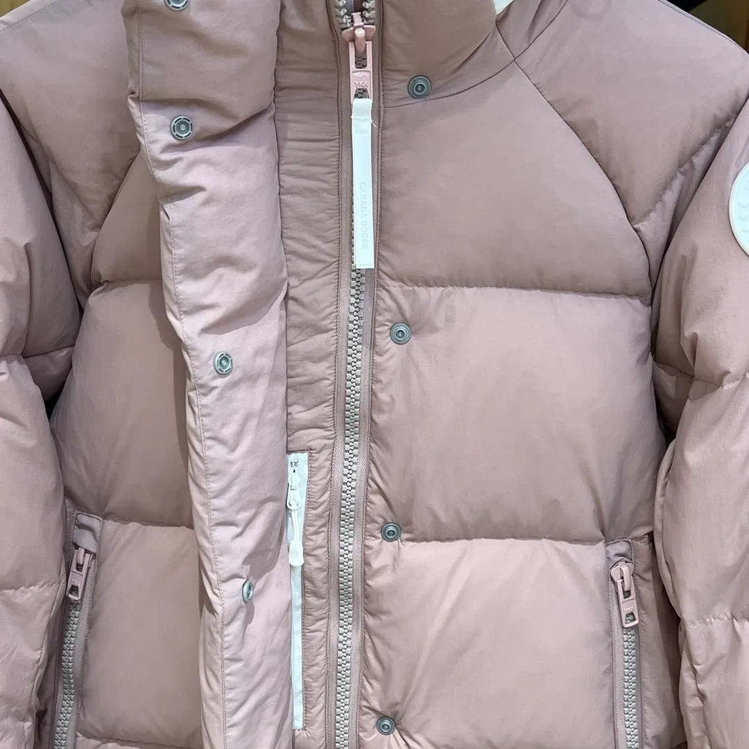 P760 Capsule Series #Exclusive First Release #𝘾𝘼𝙉𝘼𝘿𝘼 𝙂𝙊𝙊𝙎𝙀𝙅𝙪𝙣𝙘𝙩𝙞𝙤𝙣 Top Original Core Private Chat CANADA GOOSE White Label STELS Series Junction Pastel Parker Top Original Product color: Beichen white, melting water blue, stone gray, soft light pink, moonlight lime Size: XS, S, M, L, XL Junction Parker pastel light weight, warm. The Junction Parker is made from soft EnduraLuxe fabric with CORDURA for added durability in high-wear areas, making it lightweight and durable. Features a removable hood for easy transition into warmer weather. Featuring white trim, this parka complements the muted fabric colors and brings a breath of fresh air into the colder months.  Materials List: Details Product Features Removable premium insulated hood is two-way adjustable and padded with down for greater softness around the head and neck Length: Hip-length and warm.  Fabric: Wear-resistant knitting technology: CORDURA fabric is used to reinforce wear-prone areas to improve durability. The inner strap can be worn on the shoulders to free up your hands. The down placket is designed with an invisible snap button closure above the two-way zipper to prevent wind and warmth. Unzips from the bottom to increase range of motion or improve breathability Ribbed knit cuffs add comfort and lock in heat Internal drawstring at hem to block cold wind 3 exterior pockets: Fleece-lined handwarmer pockets with two-way zipper closure for easy access to items. Security pocket with zipper closure under the fly · 2 internal pockets: drop-in pocket Note: As we all know, the original version is made of 80% white duck down, and the fill power refers to the cubic inches of volume occupied by each ounce (30 grams) of down under certain conditions. If one ounce of down occupies 500 cubic inches, the fill power of the down is 500. So we can simply understand it as: fill power is the volume of down, and the volume of down is fill power. The higher the fill power of down, it means that under the same filling amount, down can fix a larger volume of air layer to keep warm and insulate, so the warmth retention of down is better.  Summary: Note: Some merchants add waste silk, 50 velvet, hand-feel velvet, etc. to the filling in order to maximize profits during the production process! It is said to be 90% white duck down, purchasing agent level, or even more exaggeratedly said to be 90% white goose down, to fool the layman! (You can consult the official website. All styles are made of white duck down.) At the same time, I will teach you a more practical trick: buy one from Tmall, and buy another from a merchant you trust at the same time, and come back to compare the details. (Tmall provides 7-day no-reason return and exchange, and MT does not affect secondary sales and provides 15-day no-reason return and exchange.) ⚠️ Remember the principle of getting what you pay for! Don't be greedy for small gains, or you will suffer big losses! Every customer is welcome to ask questions and we will continue to improve product quality and service!